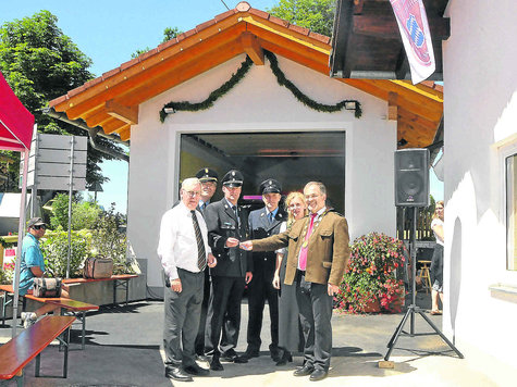 Freuten sich über die gelungene Einweihung: (v.l.) Prälat Wolfgang Schwarz, Kreisbrandrat Josef Vielhuber, Kommandant Peter Mayer, Vorstand Michael Westermeier, die evangelische Pfarrerin Elke Stamm und Bürgermeister Matthias Ruhdorfer. Foto: jürgen Bollig Freuten sich über die gelungene Einweihung: (v.l.) Prälat Wolfgang Schwarz, Kreisbrandrat Josef Vielhuber, Kommandant Peter Mayer, Vorstand Michael Westermeier, die evangelische Pfarrerin Elke Stamm und Bürgermeister Matthias Ruhdorfer. Foto: jürgen Bollig