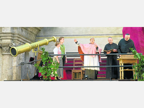 Wann gibt es das nächste Festspiel? Einen Blick in die Zukunft wagen die Hauptdarsteller im Stückl „Das kleine Pollinger Welttheater“. foto: gronau Wann gibt es das nächste Festspiel? Einen Blick in die Zukunft wagen die Hauptdarsteller im Stückl „Das kleine Pollinger Welttheater“. foto: gronau