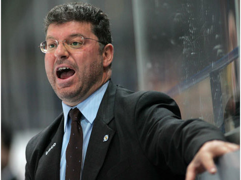 Mittendrin statt nur dabei: EHC-Trainer Pat Cortina im Einsatz Mittendrin statt nur dabei: EHC-Trainer Pat Cortina im Einsatz