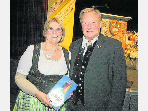 Schützenpräsident Josef Ambacher dankt Garchings Bürgermeisterin Hannelore Gabor. Foto: nb Schützenpräsident Josef Ambacher dankt Garchings Bürgermeisterin Hannelore Gabor. Foto: nb