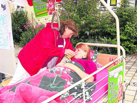 Waschen, zu trinken geben und, und, und: Heike Krummel (links) und ihre Kollegin Melanie Dospil machen vor, wie sie ihre Patienten versorgen müssen – in aller Hektik. foto: kn Waschen, zu trinken geben und, und, und: Heike Krummel (links) und ihre Kollegin Melanie Dospil machen vor, wie sie ihre Patienten versorgen müssen – in aller Hektik. foto: kn