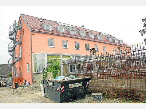 Ein tristes Bild gibt die ehemalige „Alte Post“ in Hohenkammer ab. Seit Wochen tut sich hier nichts mehr. Foto: Fischer Ein tristes Bild gibt die ehemalige „Alte Post“ in Hohenkammer ab. Seit Wochen tut sich hier nichts mehr. Foto: Fischer