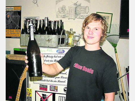 Literflaschen mit B&uuml;gelverschluss: Der 24-j&auml;hrige Andreas Nirschl f&uuml;llt seinen Sud in alte Flaschen vom Flohmarkt ab. Foto: Zimmerer