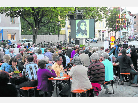 Viel treue Fans hat der beliebte Belcanto Abend in der herrlichen Kulisse der Altstadt. Franz Erl rückte heuer „La Traviata“ in dem Mittelpunkt des bel canto. Foto: Hermann weingartner Viel treue Fans hat der beliebte Belcanto Abend in der herrlichen Kulisse der Altstadt. Franz Erl rückte heuer „La Traviata“ in dem Mittelpunkt des bel canto. Foto: Hermann weingartner