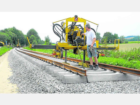 Mit Hochdruck wird derzeit am Austausch der Gleisanlagen zwischen Dorfen und Lappach gearbeitet. Foto: Weingartner Mit Hochdruck wird derzeit am Austausch der Gleisanlagen zwischen Dorfen und Lappach gearbeitet. Foto: Weingartner