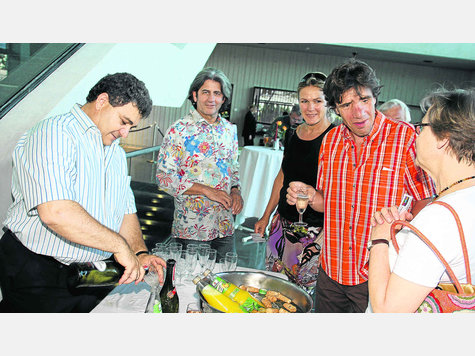 Mit einen Aperitif hat Emanuel Kugiumutzis (l.) die Gäste beim Schnupperabend im Bürgerhaus begrüßt. Foto: mic Mit einen Aperitif hat Emanuel Kugiumutzis (l.) die Gäste beim Schnupperabend im Bürgerhaus begrüßt. Foto: mic