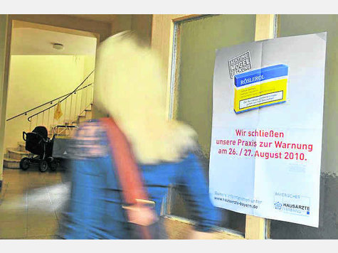 Warnschuss gegen Sparpl&auml;ne: Viele Hausarztpraxen weisen mit Plakaten auf den zweit&auml;gigen Streik hin. Foto: dpa