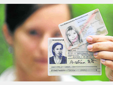 Der neue Personalausweis hat Scheckkarten-Format und wird biometrische Daten speichern können. foto: dpa Der neue Personalausweis hat Scheckkarten-Format und wird biometrische Daten speichern können. foto: dpa