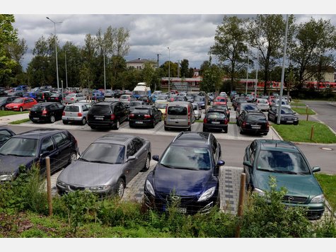 Noch kann man seinen Wagen auf dem neuen Parkplatz kostenlos abstellen – aber nur noch bis 1. Oktober. jro Noch kann man seinen Wagen auf dem neuen Parkplatz kostenlos abstellen – aber nur noch bis 1. Oktober. jro