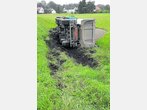 Markt Schwaben - Kieslaster kippt um