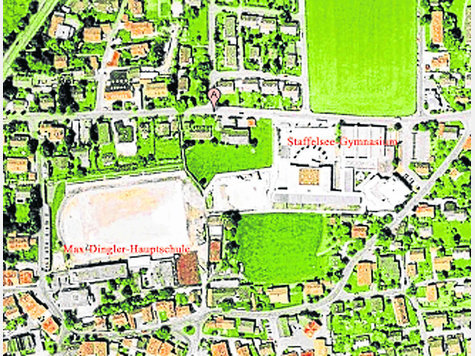 Die Satellitenaufnahme ist zwar schon ein paar Jahre alt. Doch sie zeigt deutlich Hauptschule und Gymnasium. In der N&auml;he soll offenbar die Realschule entstehen. F.: Google