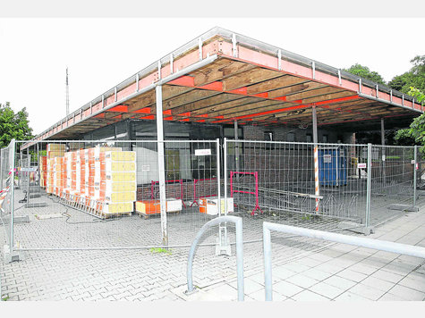 Die Sanierung des maroden Bahnhofsgebäudes wird voraussichtlich bis November dauern. Foto: Weber Die Sanierung des maroden Bahnhofsgebäudes wird voraussichtlich bis November dauern. Foto: Weber