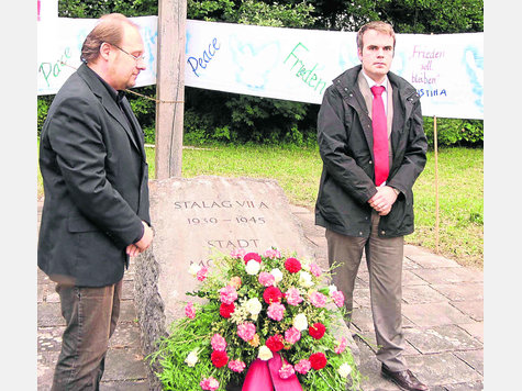 Ein Kranz für die Kriegsopfer: DGB-Kreisvorsitzender Guido Hoyer bei der Gedenkfeier in Oberreit. foto: kuhn Ein Kranz für die Kriegsopfer: DGB-Kreisvorsitzender Guido Hoyer bei der Gedenkfeier in Oberreit. foto: kuhn