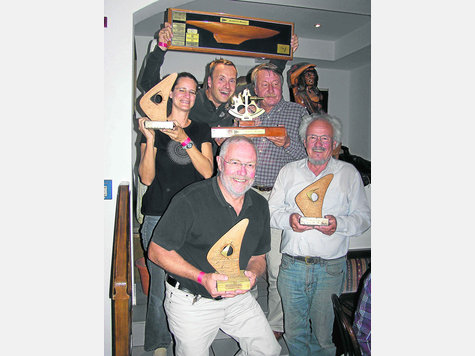 Gut gelaunt: Die Sieger (hi.v.l.) Dr. Nathali Klingen, Victor Schultheiss, Matthias Bell, (vo.v.l.) Jochen Schmidt und Heinrich Hasenfratz. foto: privat Gut gelaunt: Die Sieger (hi.v.l.) Dr. Nathali Klingen, Victor Schultheiss, Matthias Bell, (vo.v.l.) Jochen Schmidt und Heinrich Hasenfratz. foto: privat