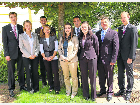 VR-Bank-Azubis. Von links Ausbildungsleiter Matthias Lang, Verena Eberle, Michael Sepp, Johanna Zwick, Nadine Frind, Patrick Holzmann, Ramona Schoder, Michael Geil, Florian Kukla. VR-Bank-Azubis. Von links Ausbildungsleiter Matthias Lang, Verena Eberle, Michael Sepp, Johanna Zwick, Nadine Frind, Patrick Holzmann, Ramona Schoder, Michael Geil, Florian Kukla.