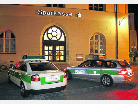 T&auml;terbefragung in der Sparkasse: Momentaufnahme einer unruhigen Nacht im Zentrum von Erding. Foto: Moritz
