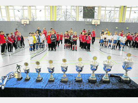 Nicht nur während der Woche, auch an Wochenende ist die Dreifachhalle in Poing in den Herbst- und Wintermonaten oftmals ausgebucht. Zum Beispiel für Fußballturniere. Die Poinger Sportvereine hoffen, dass die neue Realschulturnhalle eine Entlastung bringen wird. Denn an den Wochentagen benötigen auch die Schulen die Halle. archiv-foto: sro Nicht nur während der Woche, auch an Wochenende ist die Dreifachhalle in Poing in den Herbst- und Wintermonaten oftmals ausgebucht. Zum Beispiel für Fußballturniere. Die Poinger Sportvereine hoffen, dass die neue Realschulturnhalle eine Entlastung bringen wird. Denn an den Wochentagen benötigen auch die Schulen die Halle. archiv-foto: sro