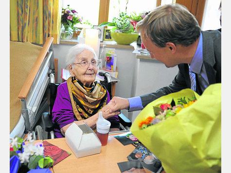 Gratulation f&uuml;r Hildegard M&uuml;ller von Vaterstettens B&uuml;rgermeister Robert Niederges&auml;&szlig;. Foto: S. Rossmann