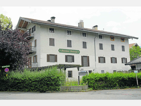 Der ehemalige Gasthof Wandinger geh&ouml;rt nun der Gemeinde. Hier Parkpl&auml;tze zu schaffen, ist Teil des Konzepts zur Erneuerung des Kur- und Kongress-Saals. Foto: Leder