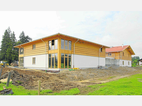 Nahezu fertiggstellt ist der Neubau des Unternehmens Bergzeit. Auch eine Tourist-Info zieht mit ein. Foto: Leder
