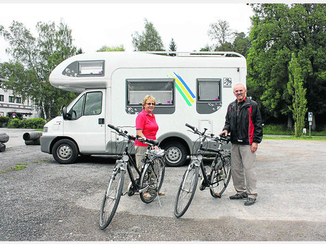 Mit Radl und Wohnmobil auf der Durchreise: Franz und Annemarie Koller aus Hochdorf machen auf ihrer Tour durch Bayern derzeit in Schongau Station. Foto: tf