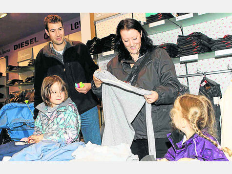 Bummeln in Murnau: Familie Krammer (Vater Florian und Mutter Katrin mit den Töchtern Lilli, r., Fanni im Kinderwagen und Besuchskind Luna) sieht sich um. Künftig sollen bestimmte Familien im Ort Rabatt erhalten. Foto: kolb Bummeln in Murnau: Familie Krammer (Vater Florian und Mutter Katrin mit den Töchtern Lilli, r., Fanni im Kinderwagen und Besuchskind Luna) sieht sich um. Künftig sollen bestimmte Familien im Ort Rabatt erhalten. Foto: kolb