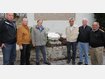 Die Kameraden und &bdquo;ihr&ldquo; steinernes Kreuz (v.l.): Johannes Obermaier, Ullrich Rudelbach, Walter Schmidtke, Paul Brandlmeier, Benno Kretschmann und Franz Bauer. Foto: J&uuml;rgen Rossmann