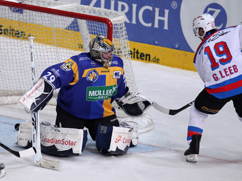 Greg Leeb (r.) schoss gegen den EHc zwei Tore Greg Leeb (r.) schoss gegen den EHc zwei Tore