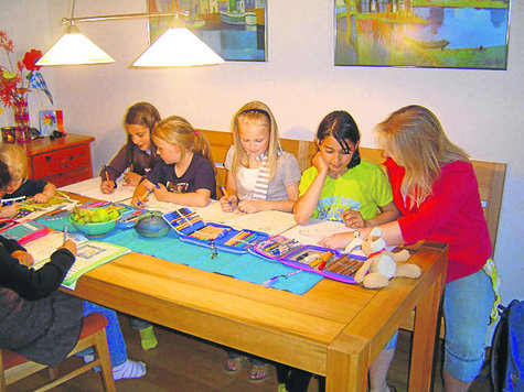 Eine einfache Idee mit gro&szlig;er Wirkung: Deutsche und ausl&auml;ndische Grundschulkinder lernen und spielen einmal im Monat im Haus einer deutschen Familie. Mit Erfolg. Das Offene Haus wird im kommenden M&auml;rz zehn Jahre alt. Foto: kn