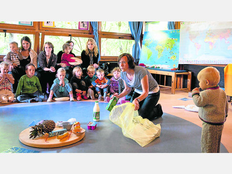 &bdquo;Ihr alle k&ouml;nnt &Auml;rzte f&uuml;r die Erde sein&ldquo;: Biologin Rositha Holzmann im Kindergarten in Aktion. Foto: stefan Rossmann