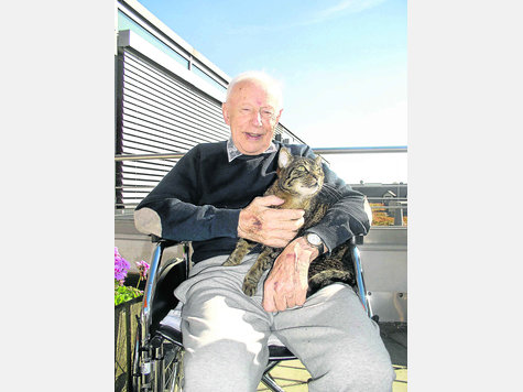 Gestreichelt werden ist sein Job: Kater Maxi ist aus dem Jesenwanger Altenheim gar nicht mehr wegzudenken. Einer seiner Fans ist Hans Kraut. Foto: schubert