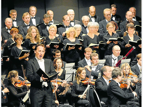 Zum emotionalen Erlebnis machten Solist Bernhard Hirtreiter, die Chorgemeinschaft Dachau und das Orchester Convivium Musicum M&uuml;nchen den ersten Konzertabend im neuen Kulturzentrum. Foto: Gef&ouml;