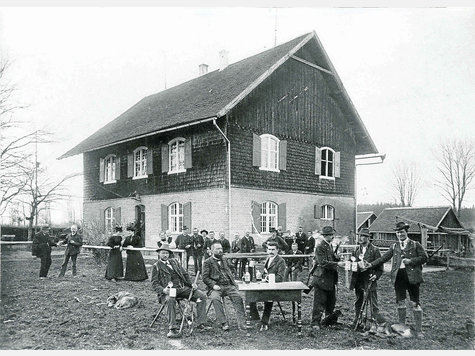 Bereits im Jahr 1903 traf sich diese Jagdgesellschaft im so genannten Waldhaus inmitten des Sachsenrieder Forstes zu einem gemütlichen Beisammensein. Repro: Helmut Kögel Bereits im Jahr 1903 traf sich diese Jagdgesellschaft im so genannten Waldhaus inmitten des Sachsenrieder Forstes zu einem gemütlichen Beisammensein. Repro: Helmut Kögel