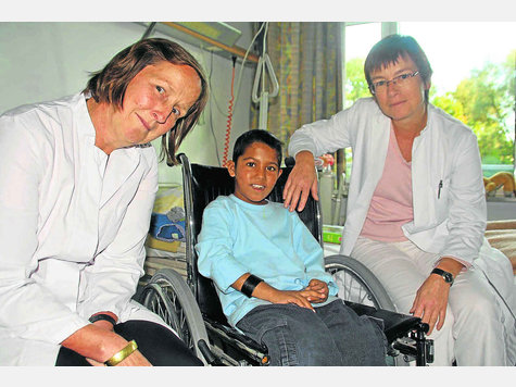 Ali mit seinen behandelnden Ärztinnen. foto:fkn Ali mit seinen behandelnden Ärztinnen. foto:fkn