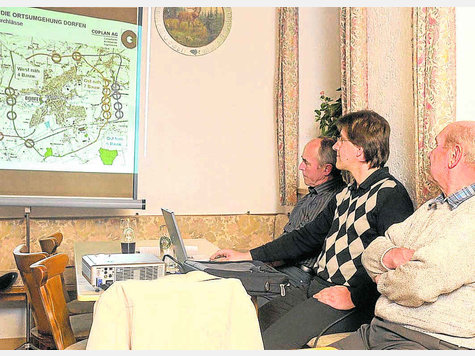 Für Aufklärung in Sachen Umfahrung sorgten die EWG-Stadträte Johann Haberstetter und Wolfgang Lanzinger (v. l.). Foto: Weingartner Für Aufklärung in Sachen Umfahrung sorgten die EWG-Stadträte Johann Haberstetter und Wolfgang Lanzinger (v. l.). Foto: Weingartner