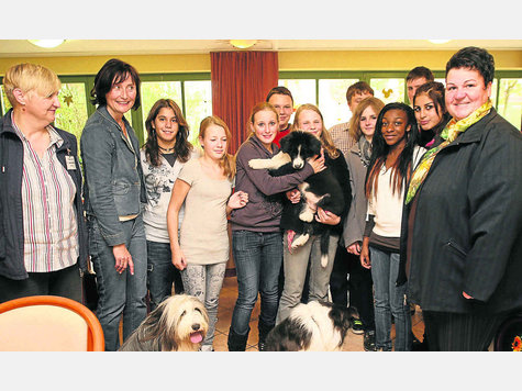 Therapiehunde helfen dabei, Generationen zusammenzubringen. Foto: dz Therapiehunde helfen dabei, Generationen zusammenzubringen. Foto: dz