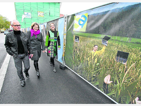 Das wussten sie noch nichts von ihrem Preis: Ralf Gerard, Andrea Brandl und Monika Uhl (von links) gestern Vormittag vor einem der „Erlebnis Beruf“-Plakate, die derzeit noch einen Teil des Penzberger Stadtplatzes einrahmen. Foto: wos Das wussten sie noch nichts von ihrem Preis: Ralf Gerard, Andrea Brandl und Monika Uhl (von links) gestern Vormittag vor einem der „Erlebnis Beruf“-Plakate, die derzeit noch einen Teil des Penzberger Stadtplatzes einrahmen. Foto: wos