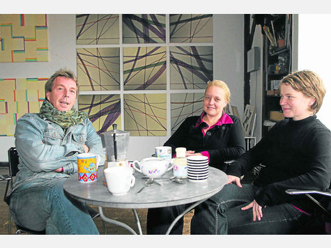 Unerschöpflich ist für Ralf Hanrieder das Thema des Magischen Quadrats. Gleichzeitig arbeitet er an weltweiten Kontakten, auf dem Foto mit Grit Höhn und Nadine Jacobi (rechts). Unerschöpflich ist für Ralf Hanrieder das Thema des Magischen Quadrats. Gleichzeitig arbeitet er an weltweiten Kontakten, auf dem Foto mit Grit Höhn und Nadine Jacobi (rechts).