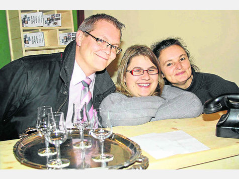 Entwickelten einen Oberland-Krimi mit Leiche zum Men&uuml;: Ramona Baur (Mitte), Regine Richter (rechts) und Michael Wolff (links). Foto: Mrotzek