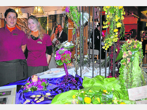 Der fantasievolle Blütenschmuck der „Blumenoase“ wurde von Tamara Walkonig (l.) und Anna Schrallhamer (r.) betreut. Der fantasievolle Blütenschmuck der „Blumenoase“ wurde von Tamara Walkonig (l.) und Anna Schrallhamer (r.) betreut.