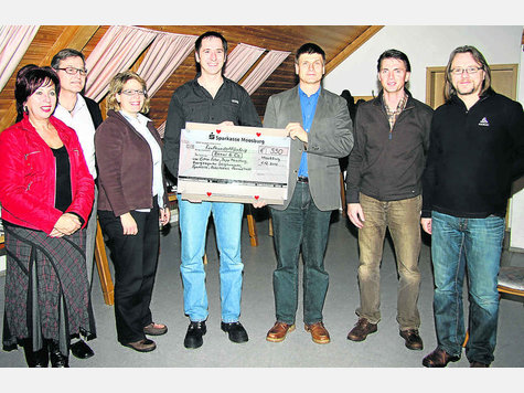 Dicker Spendenscheck (v. l.): B&uuml;rgermeisterin Anita Meinelt, Peter Kellner (Sparkasse), Elke Becher und Alexander Schnitzlbaum (beide &bdquo;Benni & Co.&ldquo;), Michael Stanglmaier, Josef Riedermayr (Injoy Moosburg) sowie Michael Penzkofer (Energieagentur Berghamer). foto: Forster