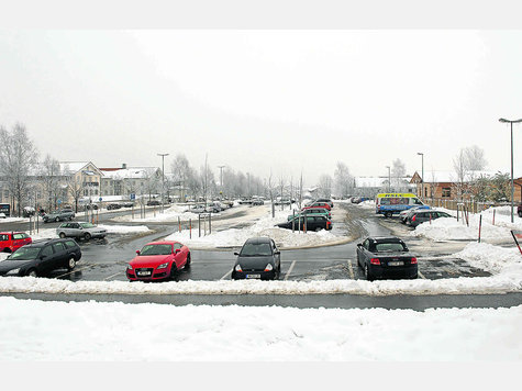 Fl&auml;che w&auml;re vorhanden: Der neue Gro&szlig;parkplatz an der Industriestra&szlig;e bringt gute Voraussetzungen f&uuml;r einen Wohnmobil-Stellplatz mit. Die Gemeinde will das Projekt jetzt vorantreiben. Foto: Andreas Leder