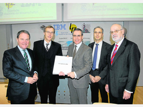 Der Vertrag ist perfekt: (v.l.) Minister Wolfgang Heubisch; Arndt Bode, Vorsitzender des Direktoriums Leibniz-Rechenzentrum; Martin Jetter, Vorsitzender Geschäftsführung IBM Deutschland; Andreas Pflieger (IBM); Dietmar Willoweit, Präsident der Bayerischen Akademie der Wissenschaften. F: gefö Der Vertrag ist perfekt: (v.l.) Minister Wolfgang Heubisch; Arndt Bode, Vorsitzender des Direktoriums Leibniz-Rechenzentrum; Martin Jetter, Vorsitzender Geschäftsführung IBM Deutschland; Andreas Pflieger (IBM); Dietmar Willoweit, Präsident der Bayerischen Akademie der Wissenschaften. F: gefö