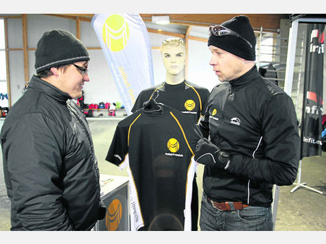 Andreas M&ouml;rl (rechts) verkauft ein Trikot zugunsten der Stiftung &bdquo;Eine Therapie f&uuml;r SMA&ldquo;. Seine Tochter leidet an dieser Art des Muskelschwunds. foto: dieter michalek
