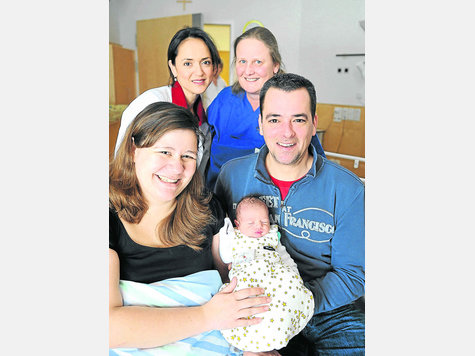 Seit dem 1. Januar 2011 zu dritt: Lisa Apfelb&auml;ck und Jens Weeger mit Sebastian. Er kam im Krankenhaus Agatharied im Beisein von Frauen&auml;rztin Susanne Scaravelli (h.l.) und Hebamme Sabine Gschwendtberger zur Welt. Foto: TP