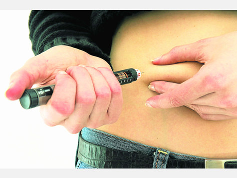 Eine Diabetikerin spritzt sich mit einem Insulin-Pen. Foto: dpa