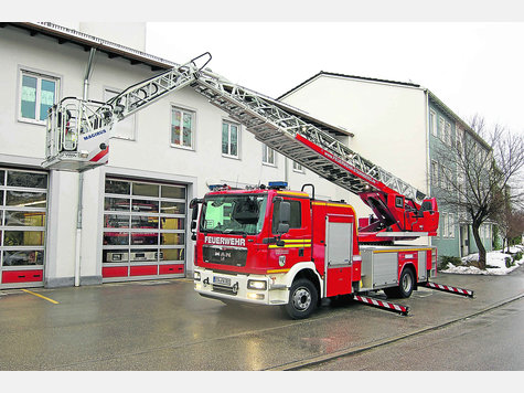 Der Clou ist der Knick: Die neue Drehleiter der Starnberger Feuerwehr kann den vorderen Teil absenken – und damit auch schwierige Fenster an Dachgauben erreichen. Foto: IKE Der Clou ist der Knick: Die neue Drehleiter der Starnberger Feuerwehr kann den vorderen Teil absenken – und damit auch schwierige Fenster an Dachgauben erreichen. Foto: IKE