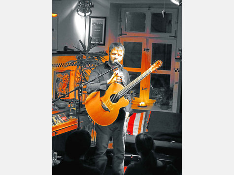 Kommt hoffentlich bald wieder: Jeff Aug im Gramsci. Foto: CB Kommt hoffentlich bald wieder: Jeff Aug im Gramsci. Foto: CB
