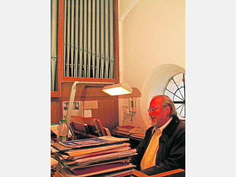 W&uuml;rde gern wieder alle Register ziehen: Organist Heinz Rott aus Nandlstadt hat derzeit aber mit einem Instrument mit gleich mehreren Defekten zu k&auml;mpfen. Foto: Kuhn
