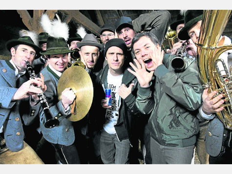 Fusion der Gegensätze: Die Münsinger Musikkapelle und die Hip-Hop-Band „Blumentopf“ machen gemeinsame Sache. foto: red Fusion der Gegensätze: Die Münsinger Musikkapelle und die Hip-Hop-Band „Blumentopf“ machen gemeinsame Sache. foto: red